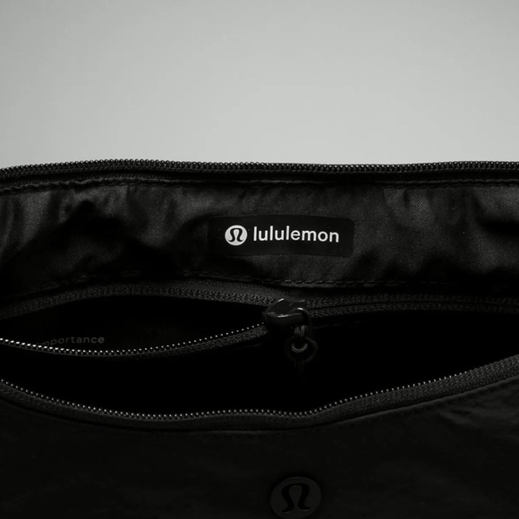 Lululemon Slouchy Sling Bag 6L NWT Black - Picture 7 of 8
